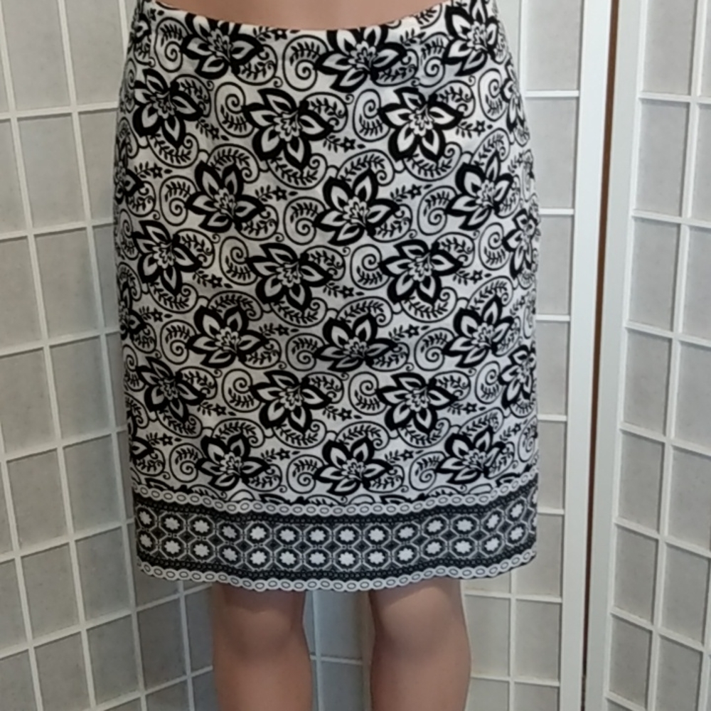 Geoffrey Beene sport,‎ black and white floral skirt